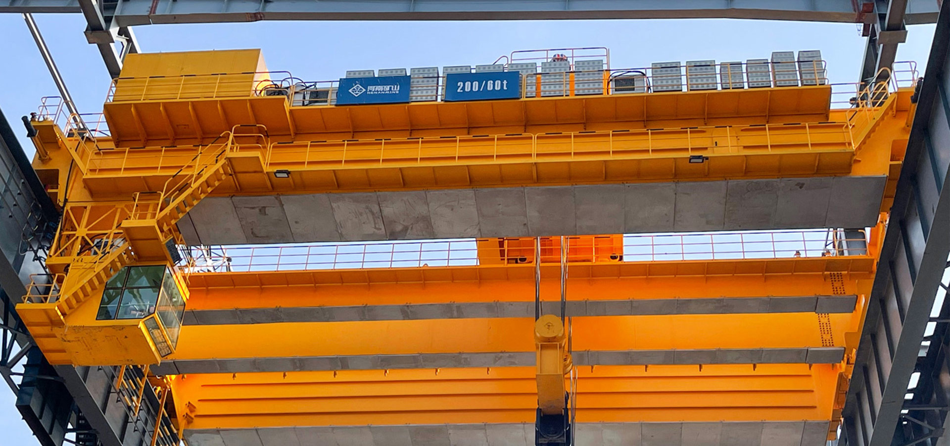 河南矿山起重机,专业起重机生产厂家,专注研发单梁起重机、双梁起重机、桥式起重机、门式起重机及矿山专用起重设备。提供定制化工业解决方案,以高效能、高安全性产品为核心,搭配全周期技术支持与售后保障,助力企业提升生产力。选择河南矿山,品质认证,服务保障。